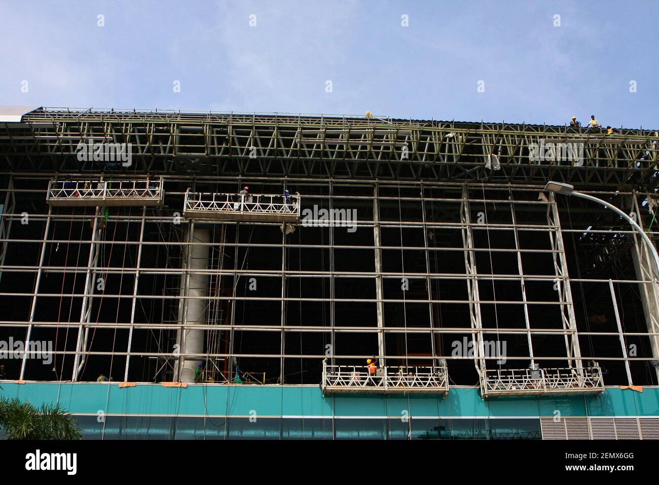 Un certain nombre de travailleurs ont achevé la construction du nouvel aéroport international de Yogyakarta (YIA), le mercredi 24 2019 avril. L'aéroport possède les meilleures qualifications en Indonésie et peut atterrir les plus gros avions tels que Boing 777 et Airbus 388. Il est prévu d'être inauguré fin avril 2019 par le Président Joko Widodo . (Photo par Devi Rahman / INA photo Agency / Sipa USA) Banque D'Images