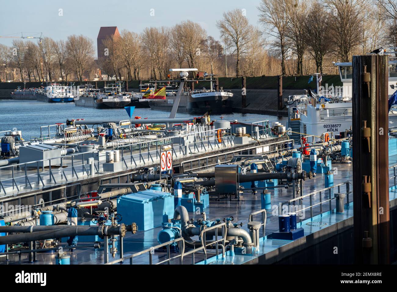 Pétroliers, pétroliers pour liquides, produits chimiques, produits pétroliers, situés dans le canal portuaire, du port de Duisburg-Ruhrort, sur le quai, Duisburg, NRW, Banque D'Images