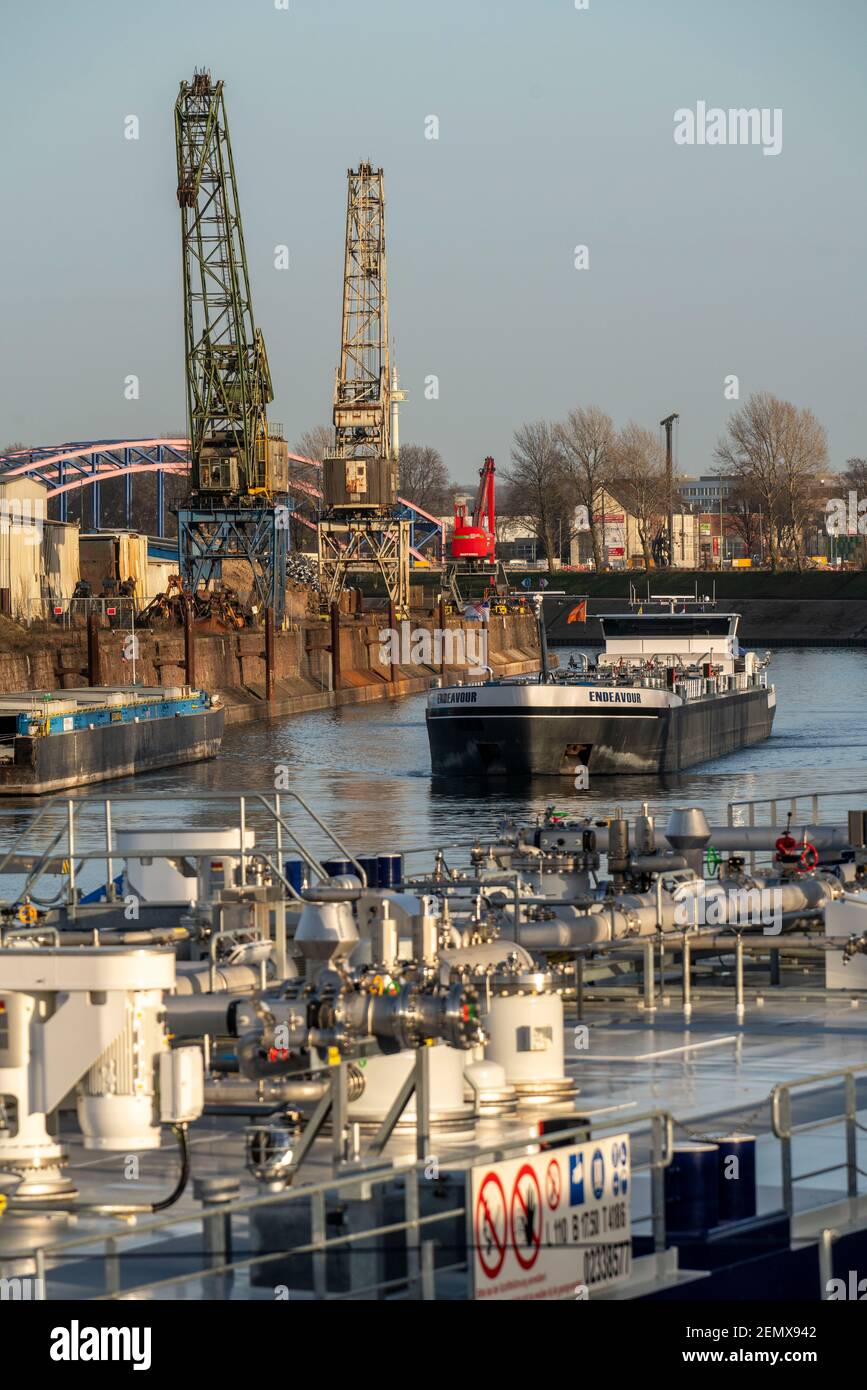 Navire-citerne néerlandais Endeavour, en route vers le port de Rotterdam, pétroliers, pétroliers pour liquides, produits chimiques, produits pétroliers bruts, se trouvant dans le canal du port Banque D'Images
