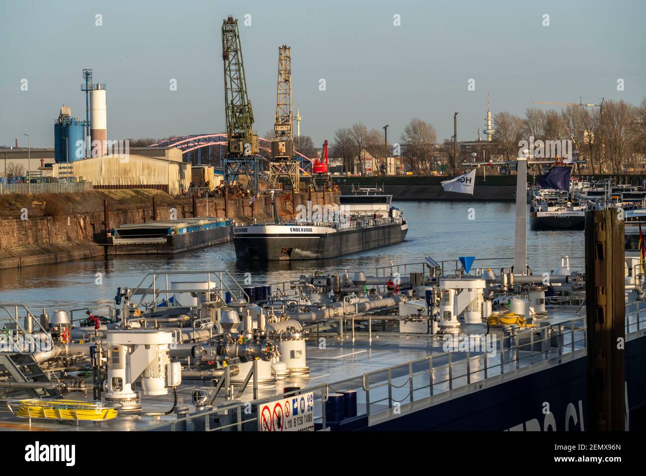 Navire-citerne néerlandais Endeavour, en route vers le port de Rotterdam, pétroliers, pétroliers pour liquides, produits chimiques, produits pétroliers bruts, se trouvant dans le canal du port Banque D'Images