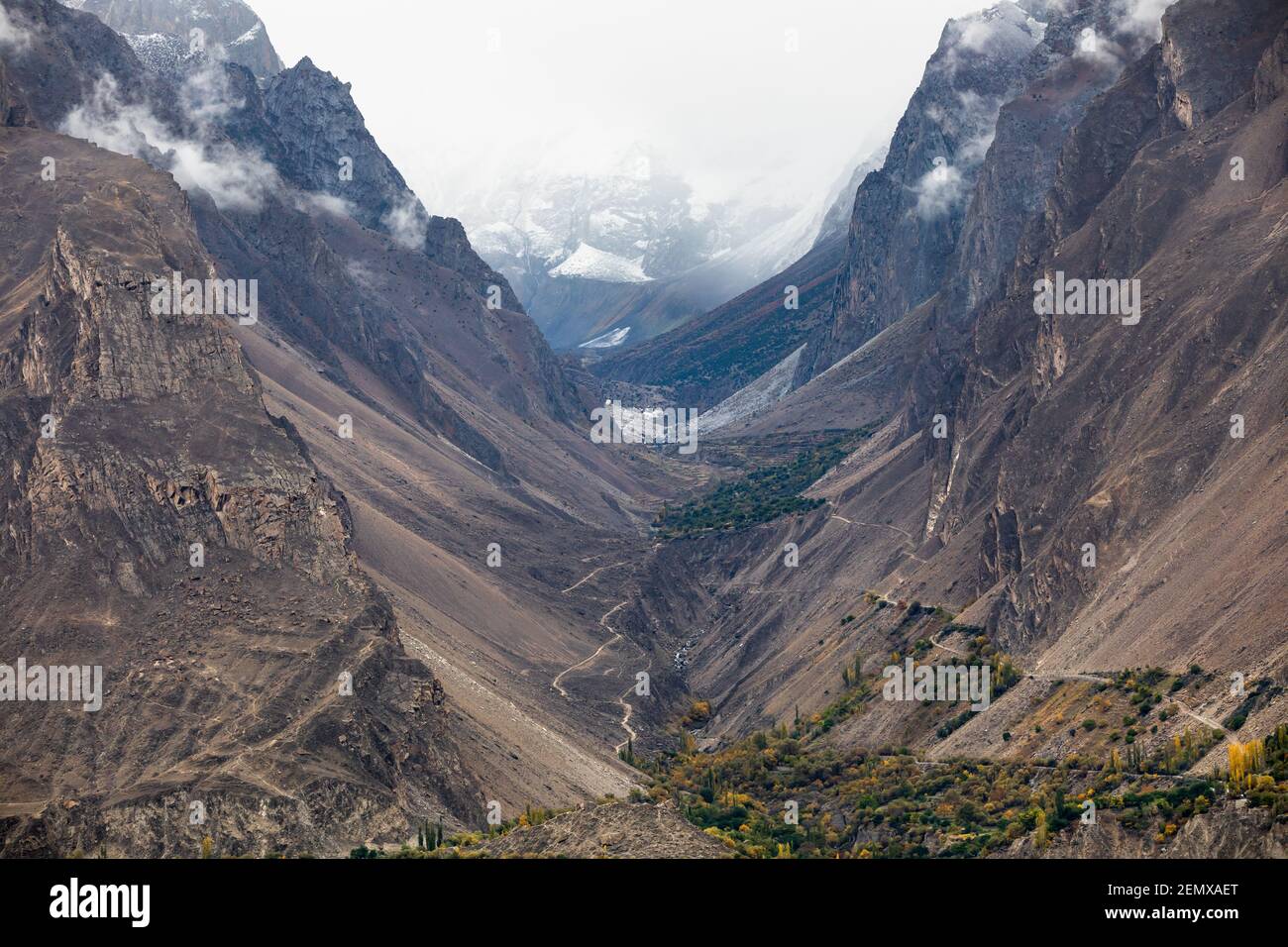 Route dans le canyon sec Karakorum montagnes Hunza Valley Banque D'Images