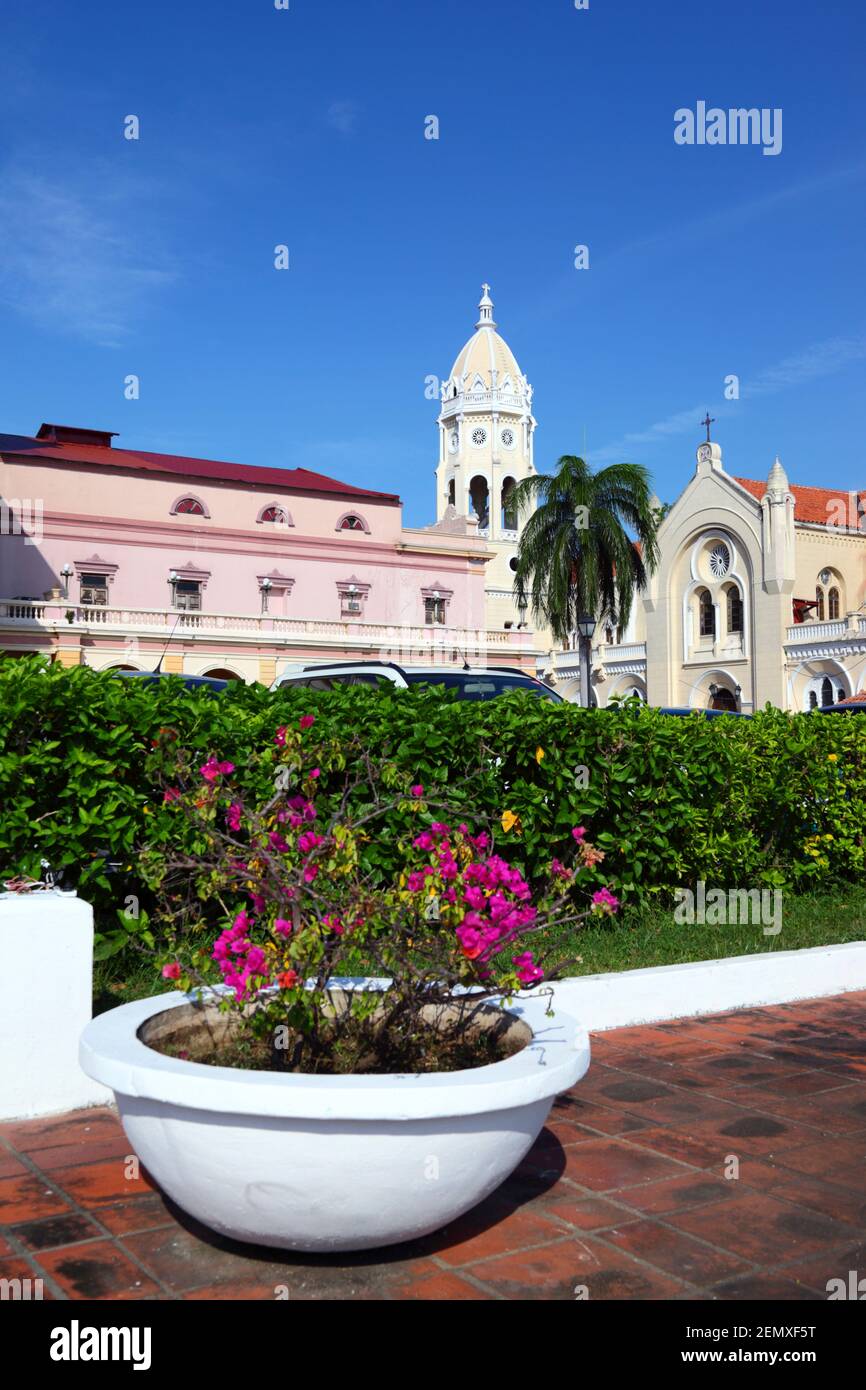 Église San Francisco de Asis, partie du bâtiment du Théâtre national sur la gauche, Casco Viejo, Panama City, Panama Banque D'Images