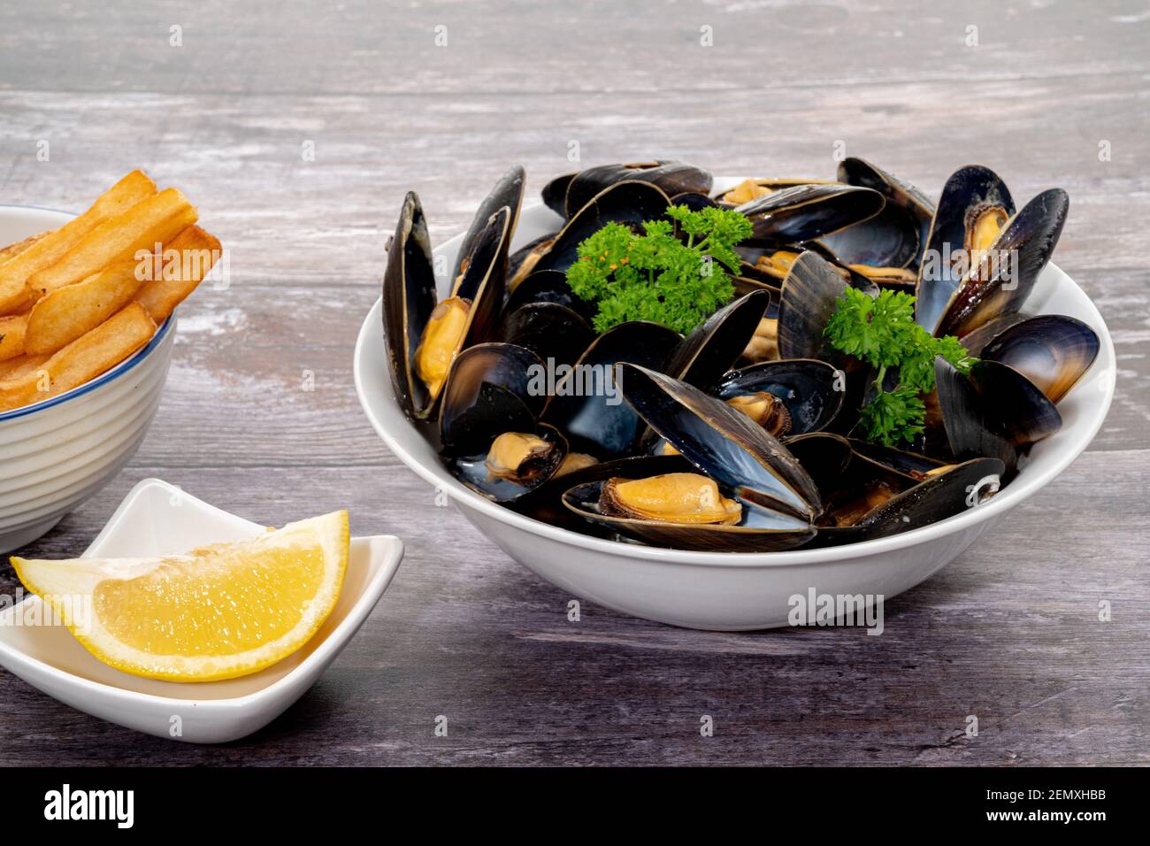 Moules cuites à la vapeur avec frites ou frites Banque D'Images