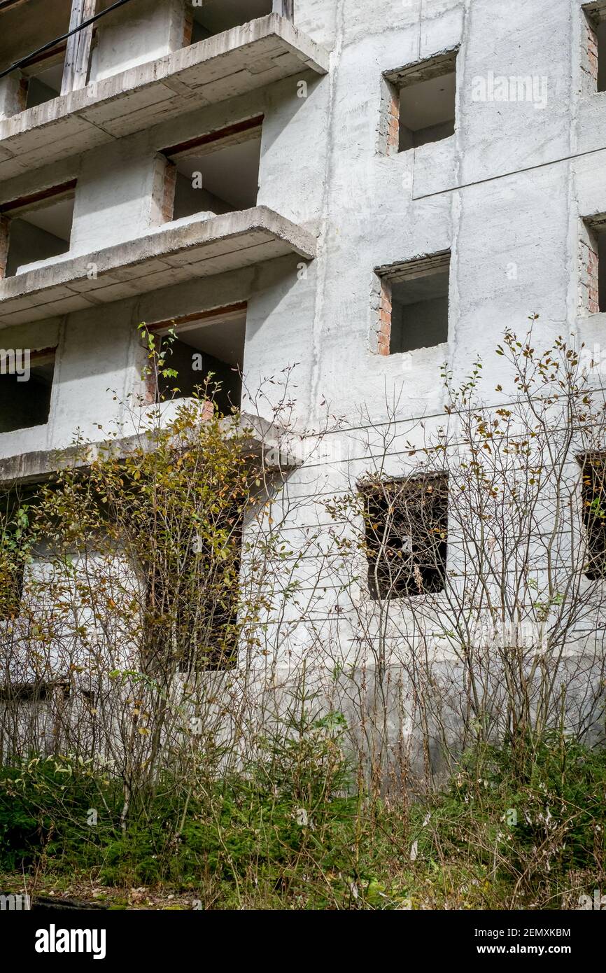 bâtiment en béton abandonné avec planchers Banque D'Images