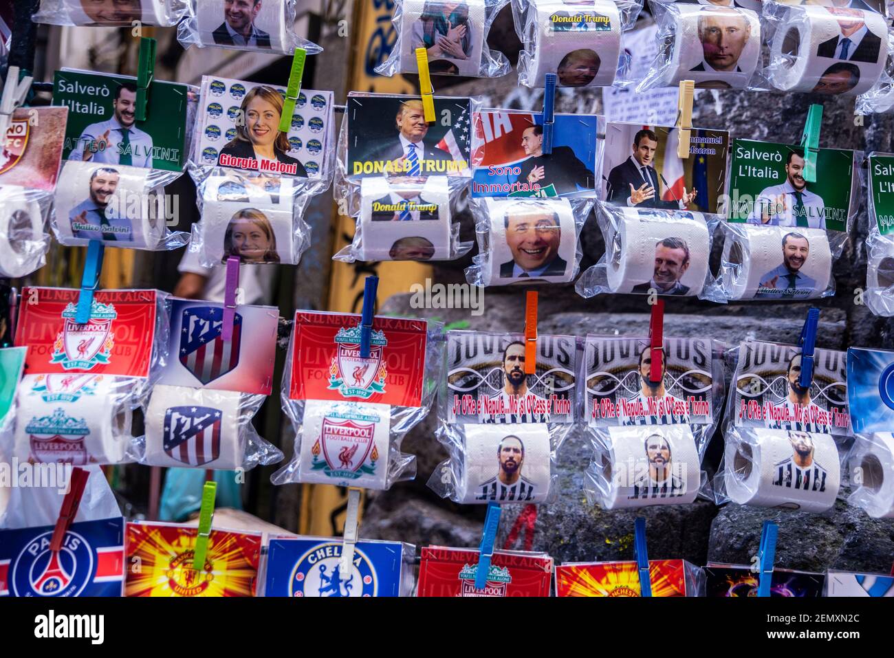 Naples, Italie - 9 septembre 2019 : papier toilette avec visages célèbres et équipes de football dans une boutique de souvenirs de la vieille ville de Naples, Italie Banque D'Images