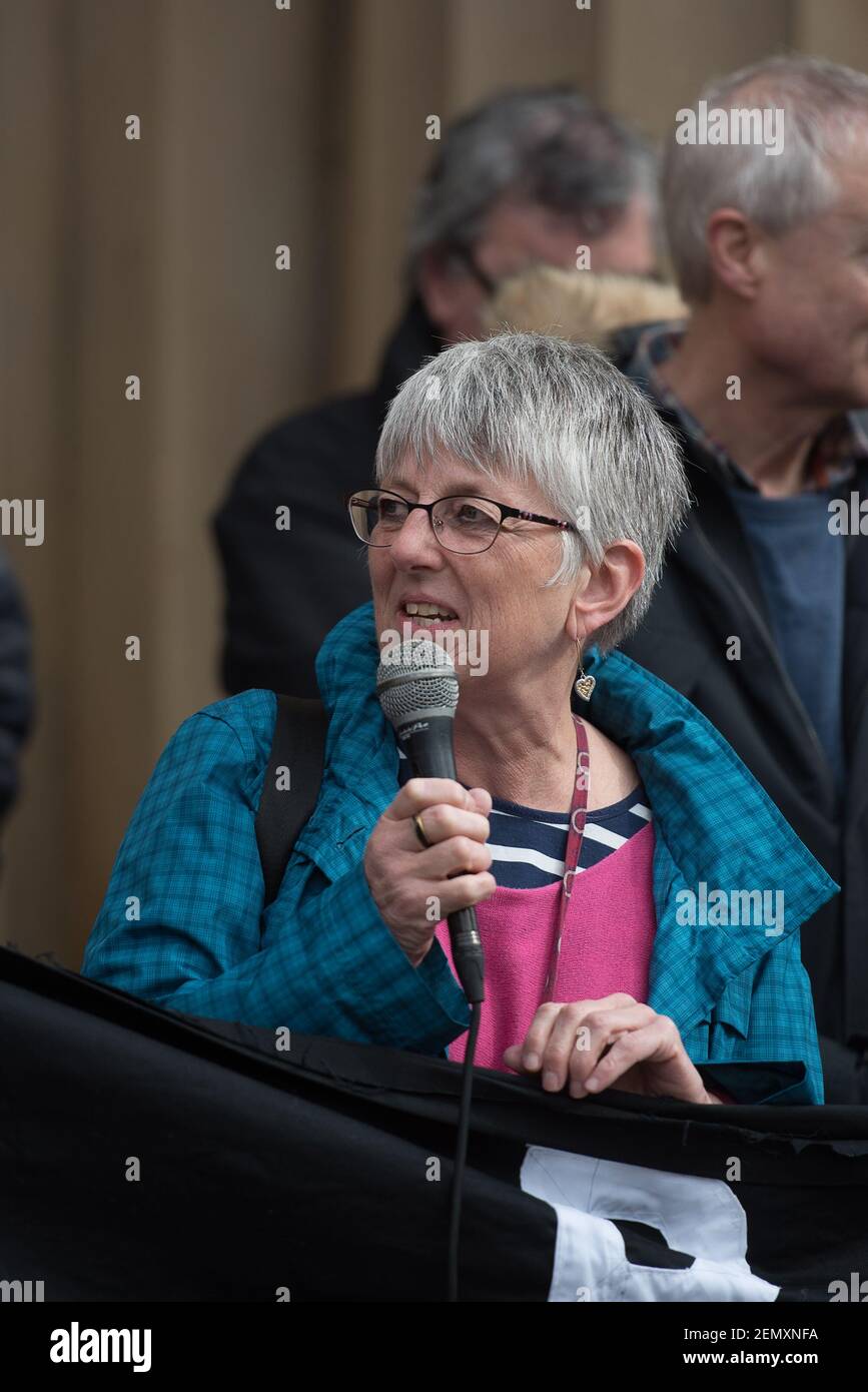 Julie Ward, députée européenne, a vu parler pendant le rassemblement sur la place Bexley à Salford. La campagne a été lancée pour empêcher Tommy Robinson d'être élu pour représenter le Nord-Ouest au Parlement européen. (Photo de Steven Speed / SOPA Images / Sipa USA) Banque D'Images