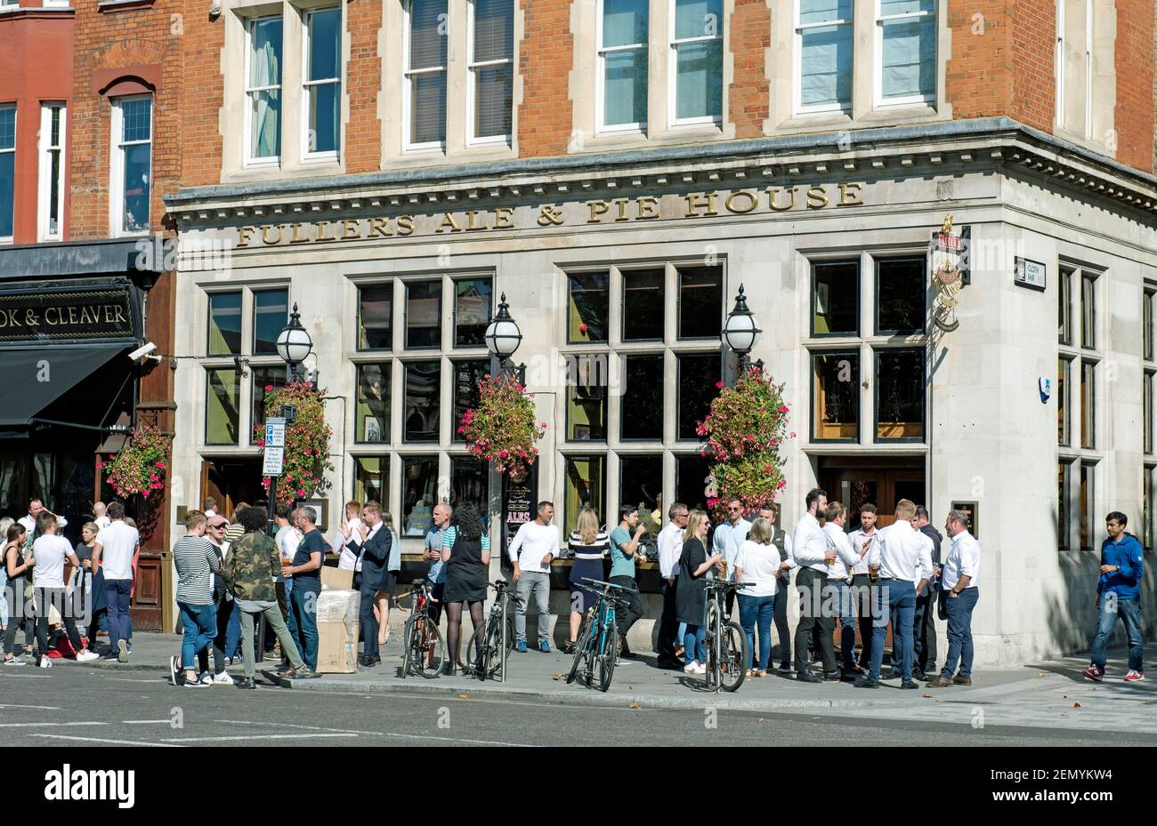 Personnes buvant à l'extérieur de Fullers Ale & Pie House, West Smithfield, City of London Banque D'Images