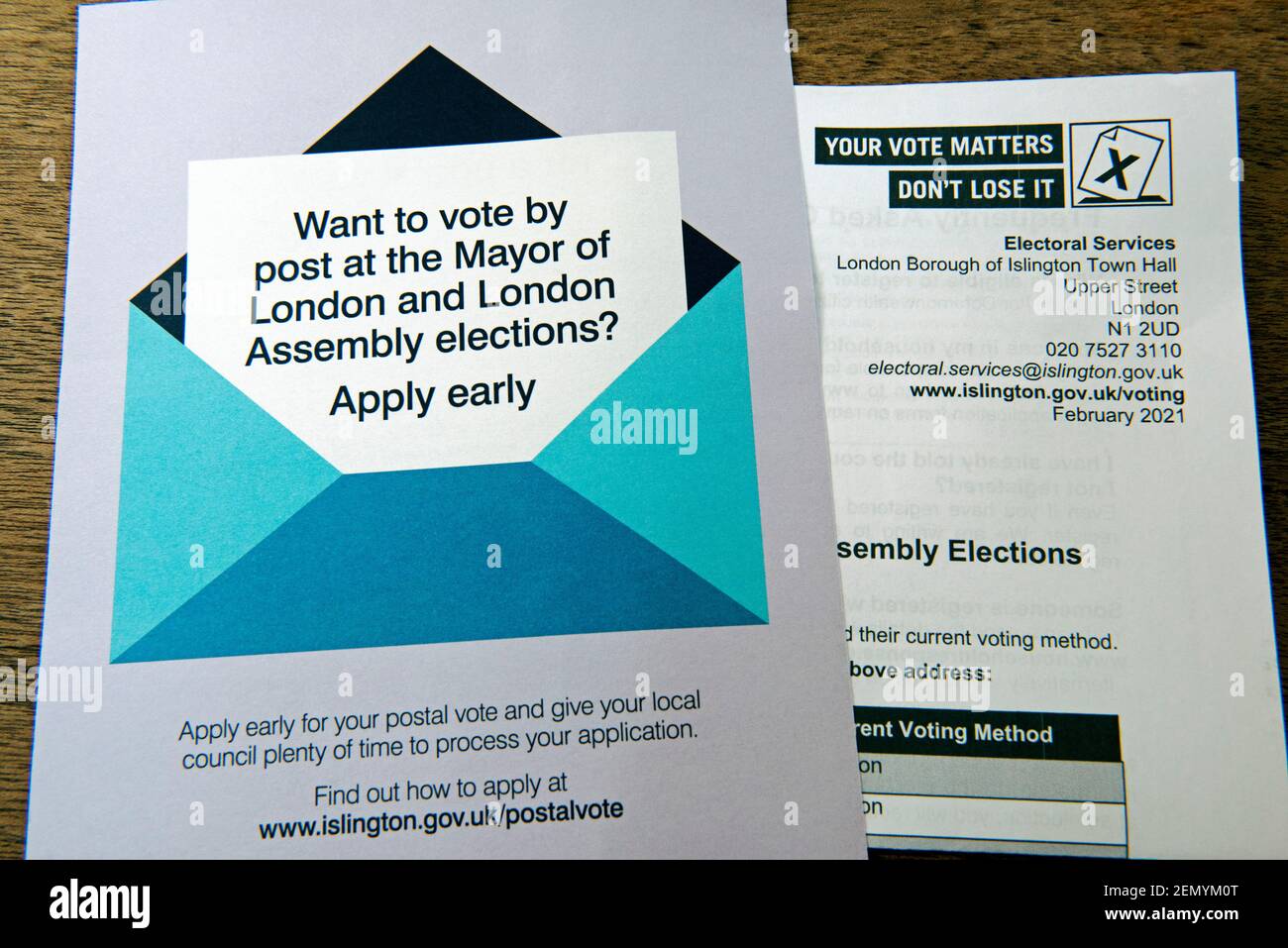 Dépliant de vote postal pour le maire de Londres pour l'élection Mayoral Et les élections de l'Assemblée de Londres 2021 avec le formulaire d'inscription électorale d'Islington Londres, Royaume-Uni Banque D'Images