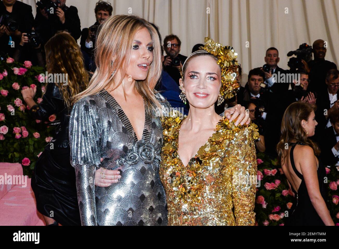Sienna Miller et Emily Blunt marchent sur le tapis rouge au Metropolitan Museum of Art Costume Institute avantage célébrant l'ouverture du Camp: Notes sur la mode tenu au Metropolitan Museum of Art de New York, NY, le 6 mai 2019. (Photo par Anthony Behar/Sipa USA) Banque D'Images