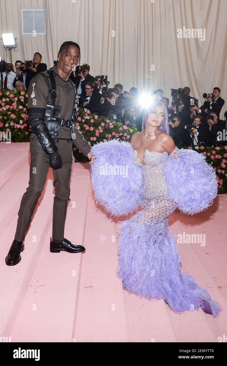 Travis Scott et Kylie Jenner marchent sur le tapis rouge au Metropolitan Museum of Art Costume Institute avantage célébrant l'ouverture du Camp: Notes sur la mode qui a eu lieu au Metropolitan Museum of Art de New York, NY, le 6 mai 2019. (Photo par Anthony Behar/Sipa USA) Banque D'Images
