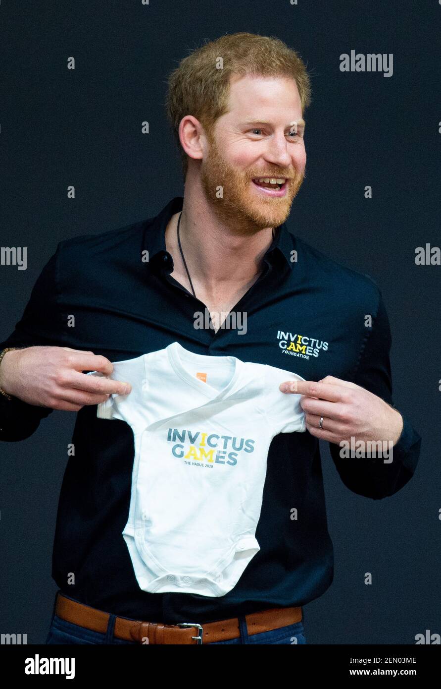 La Princesse Margriet Presente Le Prince Harry Avec Un Bebe Pour Lui Nouveau Fils Lors De La Presentation Des Jeux Invictus Photo Par Dppa Sipa Usa Photo Stock Alamy