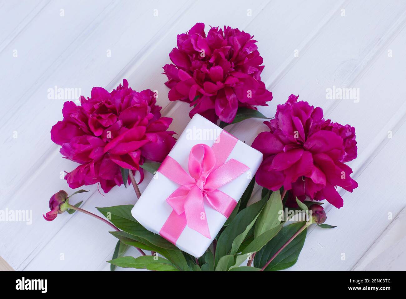 Bouquet De Fleurs De Pivoine Et Boite Cadeau Sur La Table Anniversaire Fete Des Meres Bonne Saint Valentin Carte De Vœux Ou Invitation De Mariage Flat Lay Vue De Dessus Photo Stock