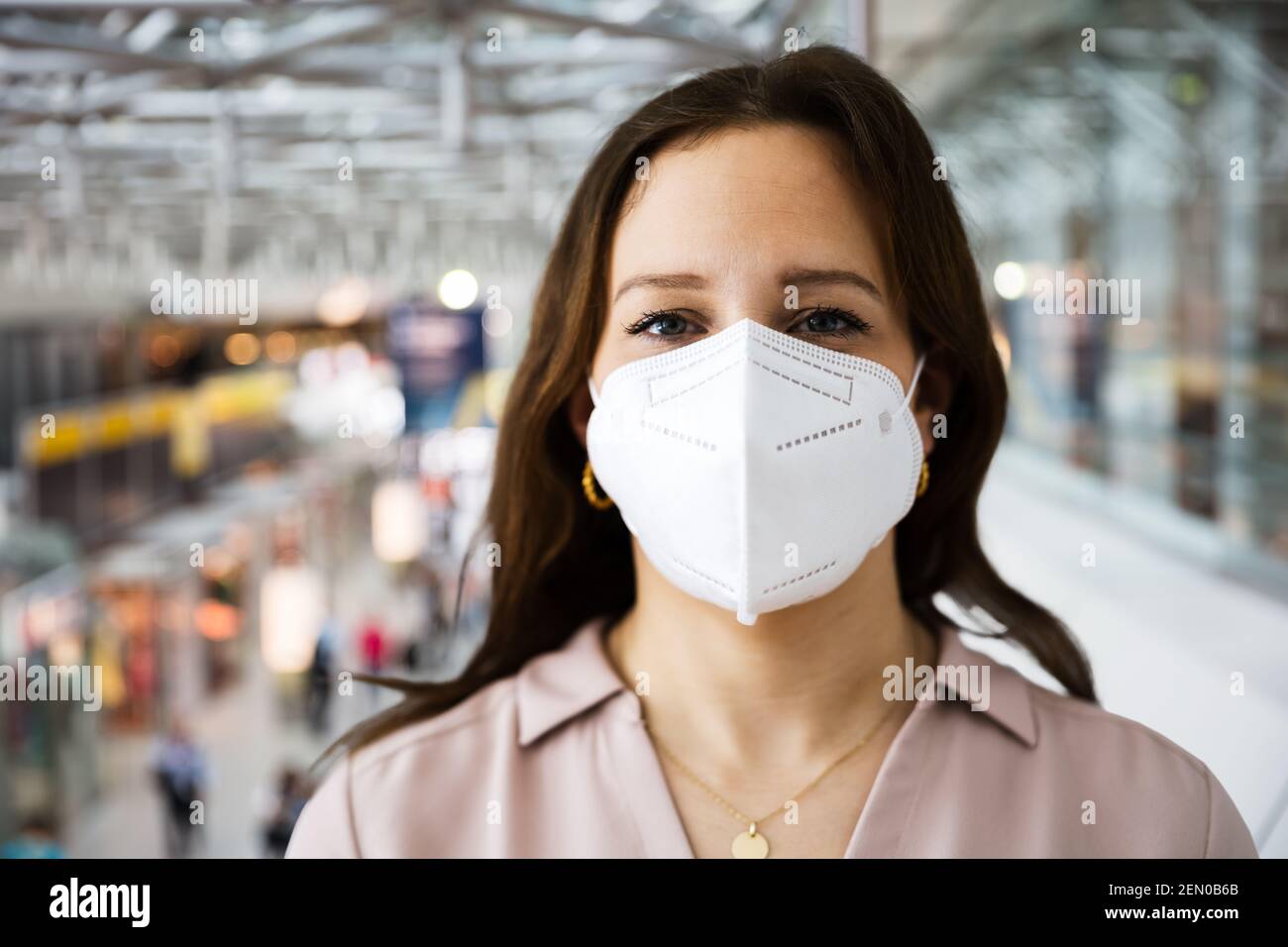 Passager d'avion à l'aéroport portant un masque facial ou un masque facial Banque D'Images