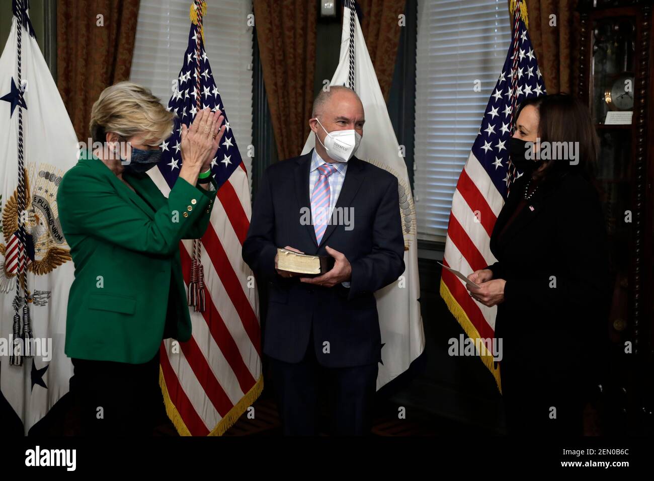 Washington, États-Unis. 25 février 2021. Jennifer Granholm, ancienne gouverneure du Michigan, réagit à côté de son mari Dan Mulhern après avoir été assermentée comme secrétaire à l'énergie par le vice-président américain Kamala Harris (R) dans l'immeuble Eisenhower Executive Office de la Maison Blanche à Washington le 25 février 2020. Photo par Yuri Gripas/Pool/Sipa USA crédit: SIPA USA/Alay Live News Banque D'Images