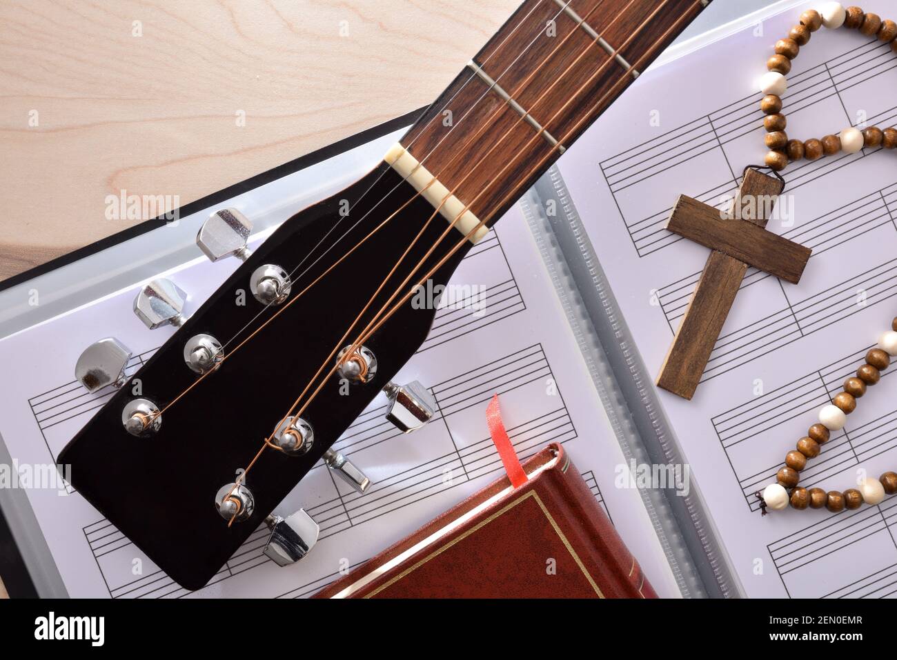 Détail conceptuel de la musique religieuse chrétienne avec tête de guitare  sur la feuille de musique livre, la croix et la bible gros plan. Vue de  dessus. Composition horizontale Photo Stock -