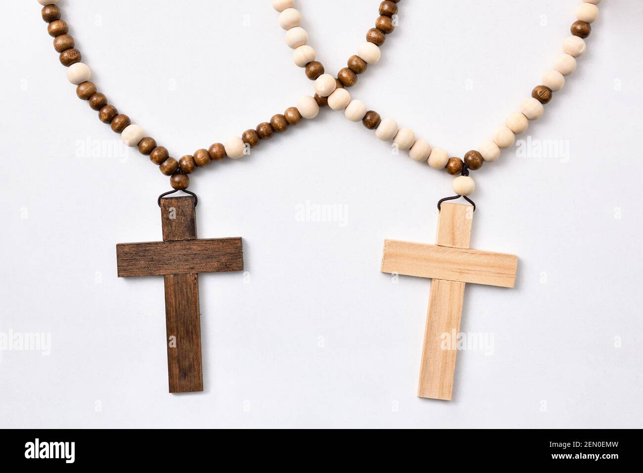 Arrière-plan avec la bible et le coeur fait avec des croix et des perles sur la table blanche. Composition horizontale. Vue de dessus Banque D'Images