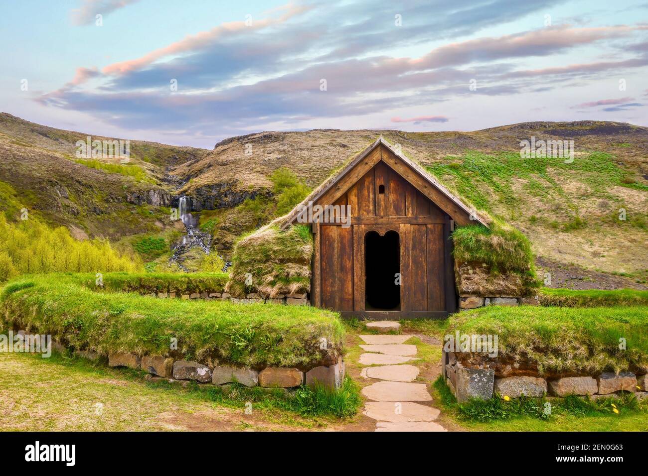 Une réplique d'un petit bâtiment extérieur à la ferme du Commonwealth de Stong à Thjodveldisbaer, dans le sud de l'Islande, une reconstruction d'une ferme médiévale viking. Banque D'Images