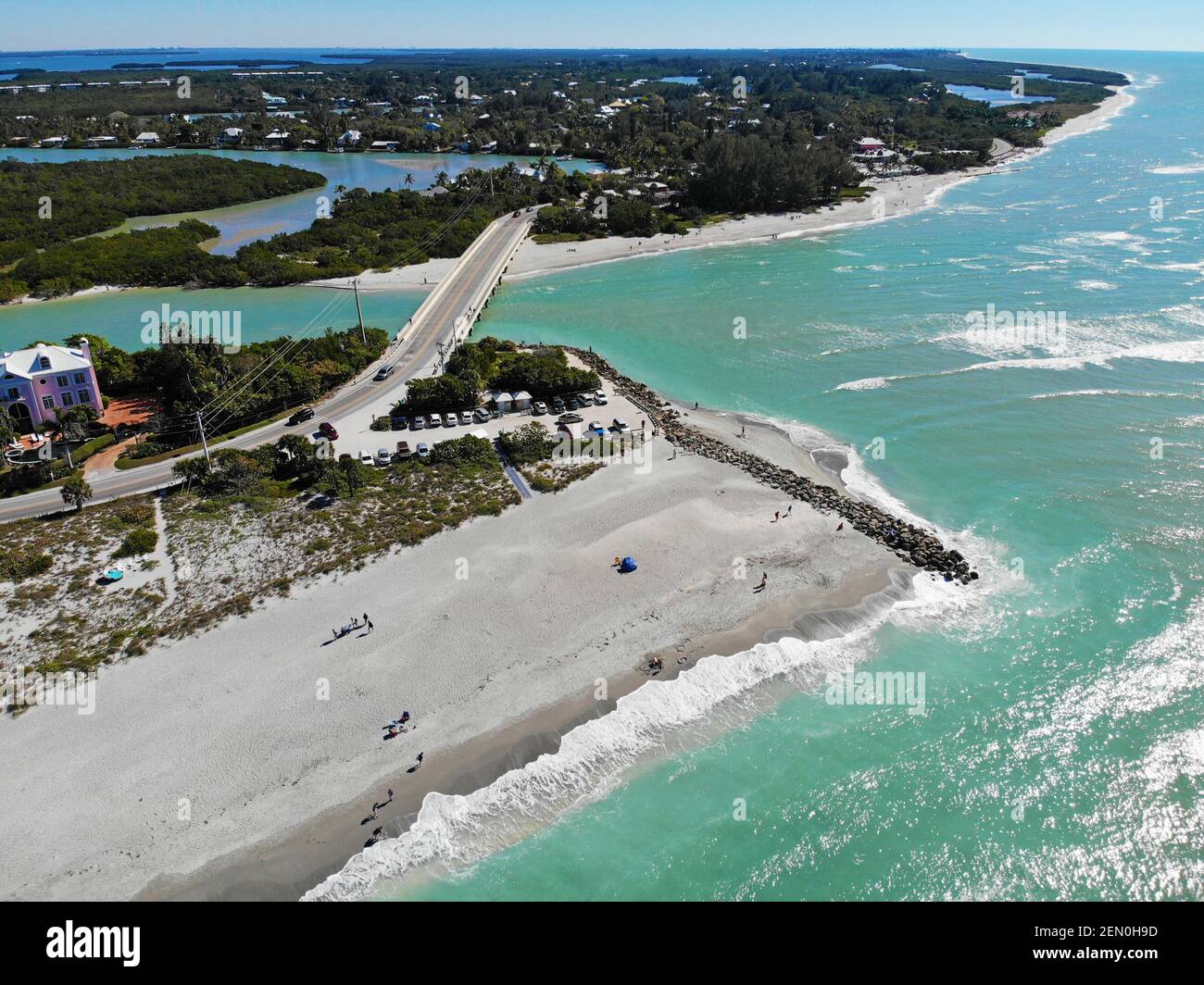 Vue aérienne du pont routier entre Captiva Island et Sanibel Island dans le comté de Lee, Floride, États-Unis Banque D'Images