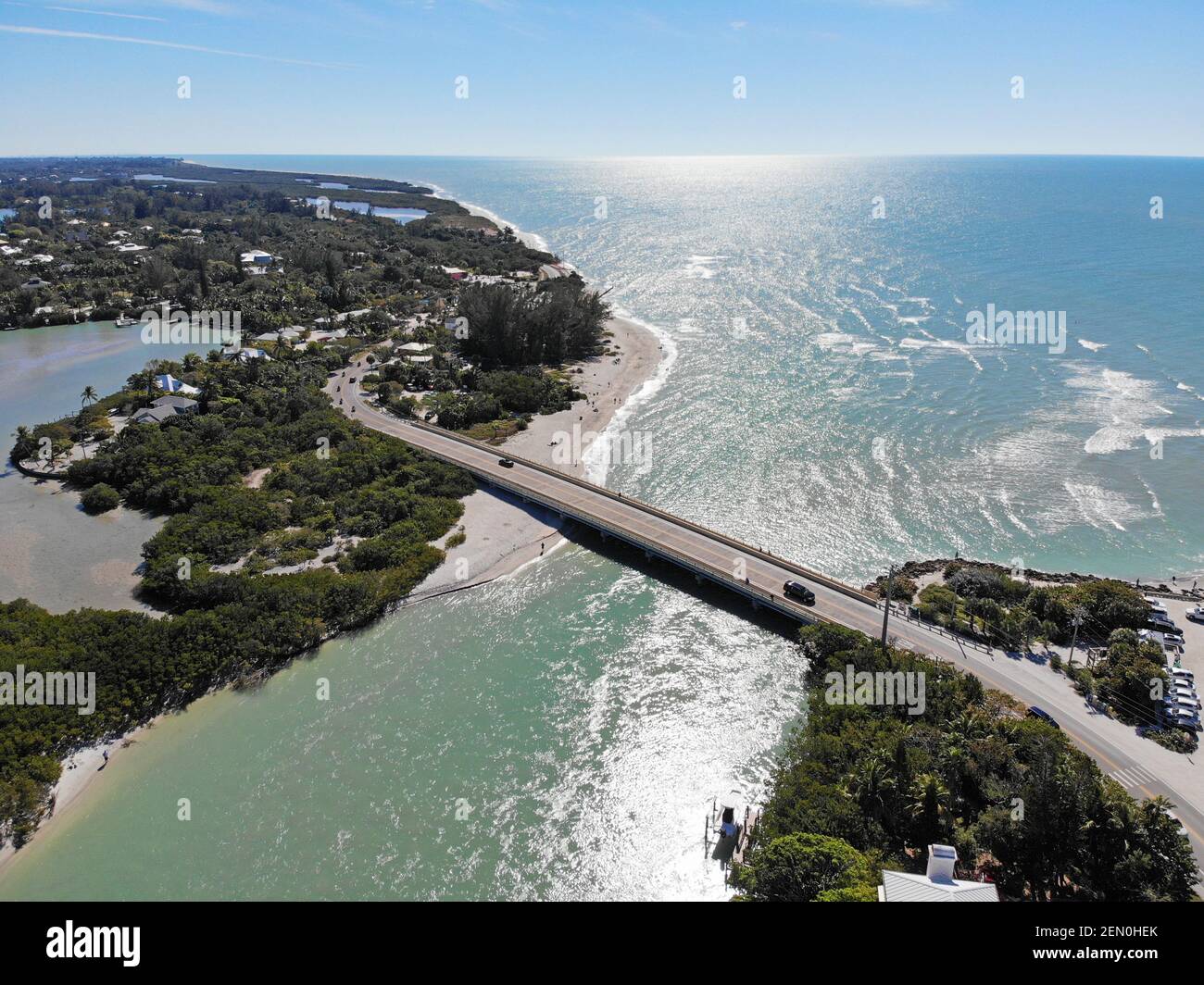 Vue aérienne du pont routier entre Captiva Island et Sanibel Island dans le comté de Lee, Floride, États-Unis Banque D'Images