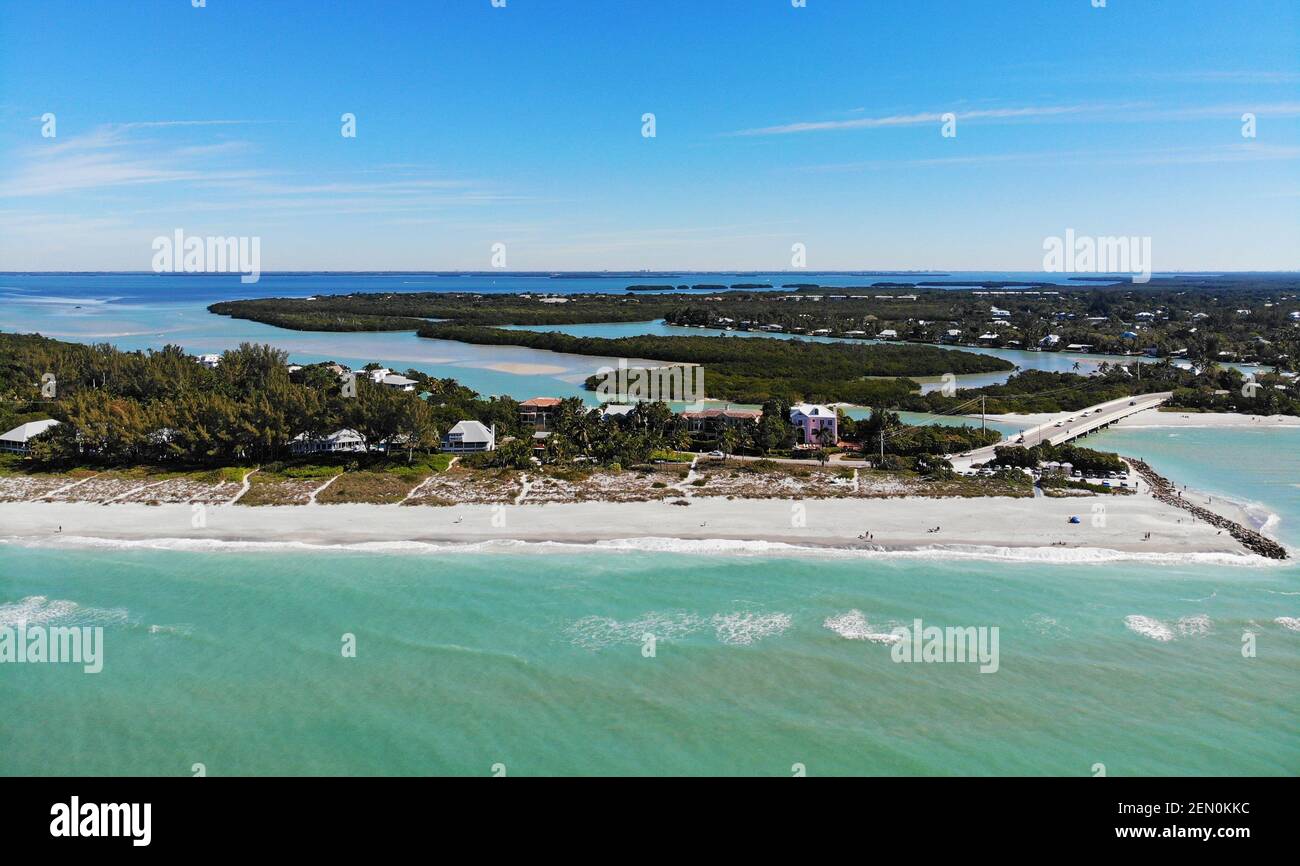 Vue aérienne du pont routier entre Captiva Island et Sanibel Island dans le comté de Lee, Floride, États-Unis Banque D'Images