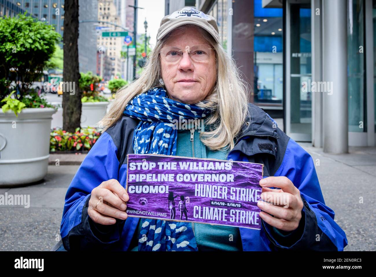 Joan Flynn - les New-Yorkais ont lancé une grève de la faim climatique de 3  jours devant le bureau du gouverneur Cuomo de Midtown Manhattan le 14 mai  2019, en prévision de