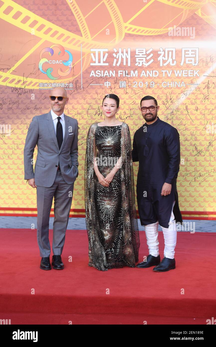 L'actrice chinoise Zhang Ziyi, au centre, et l'acteur indien Aamir Khan, à droite, posent alors qu'ils arrivent sur le tapis rouge pour la cérémonie de lancement de la semaine asiatique du film et de la télévision lors de la Conférence sur le dialogue des civilisations asiatiques (CDAC) à Beijing, Chine, 16 mai 2019. (Photo de Cao ji - Imaginechina/Sipa USA) Banque D'Images