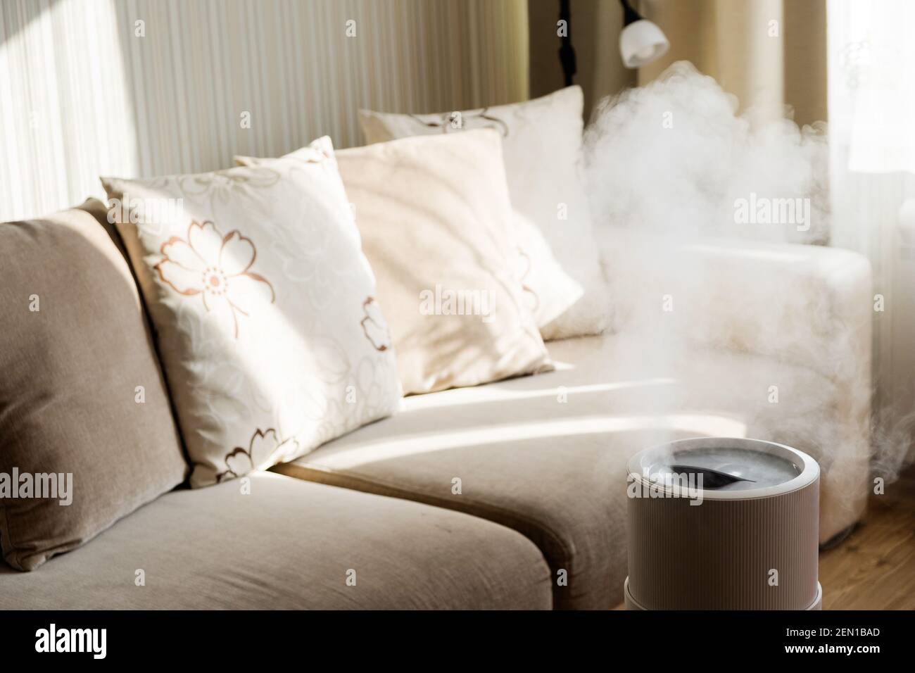 Humidificateur d'air moderne, diffuseur d'huile aromatique à la maison. Améliorer le confort de vivre dans une maison, améliorer le bien-être. Technologie de vapeur à ultrasons. Banque D'Images