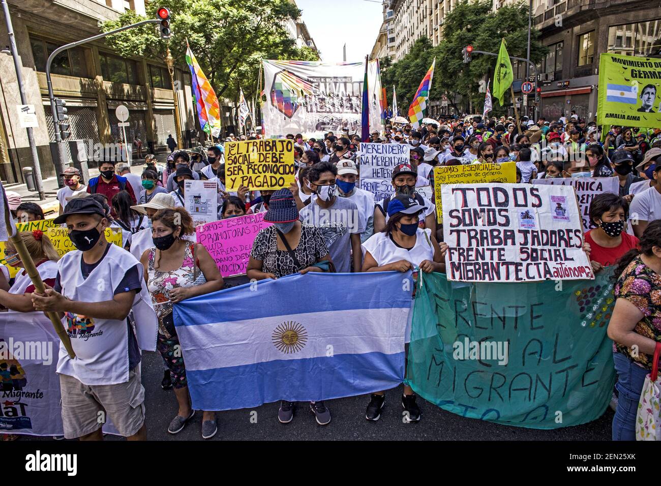 Buenos Aires, capitale fédérale, Argentine. 25 février 2021. Différentes organisations sociales se sont rassemblées, au centre de la ville de Buenos Aires, pour exiger la continuité de l'emploi de 2,500 membres coopératifs du Programme "Clean Sideways" du Gouvernement de la ville de Buenos Aires, entre autres demandes. Crédit: Roberto Almeida Aveledo/ZUMA Wire/Alamy Live News Banque D'Images