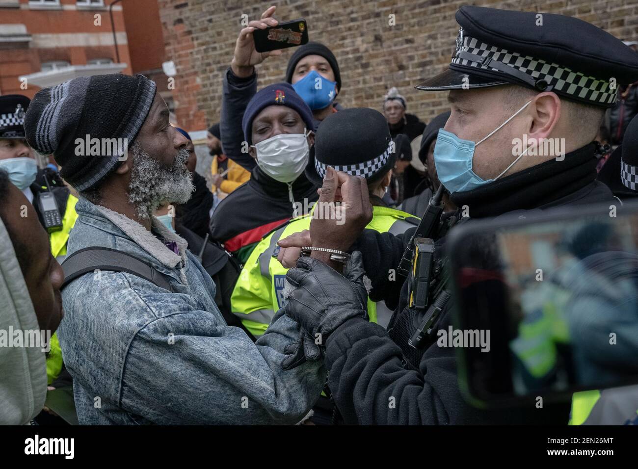 Coronavirus : la police se brise et procède à des arrestations au cours d'une tentative d'action musicale anti-verrouillage à Brixton Windrush Square, Londres, Royaume-Uni. Banque D'Images