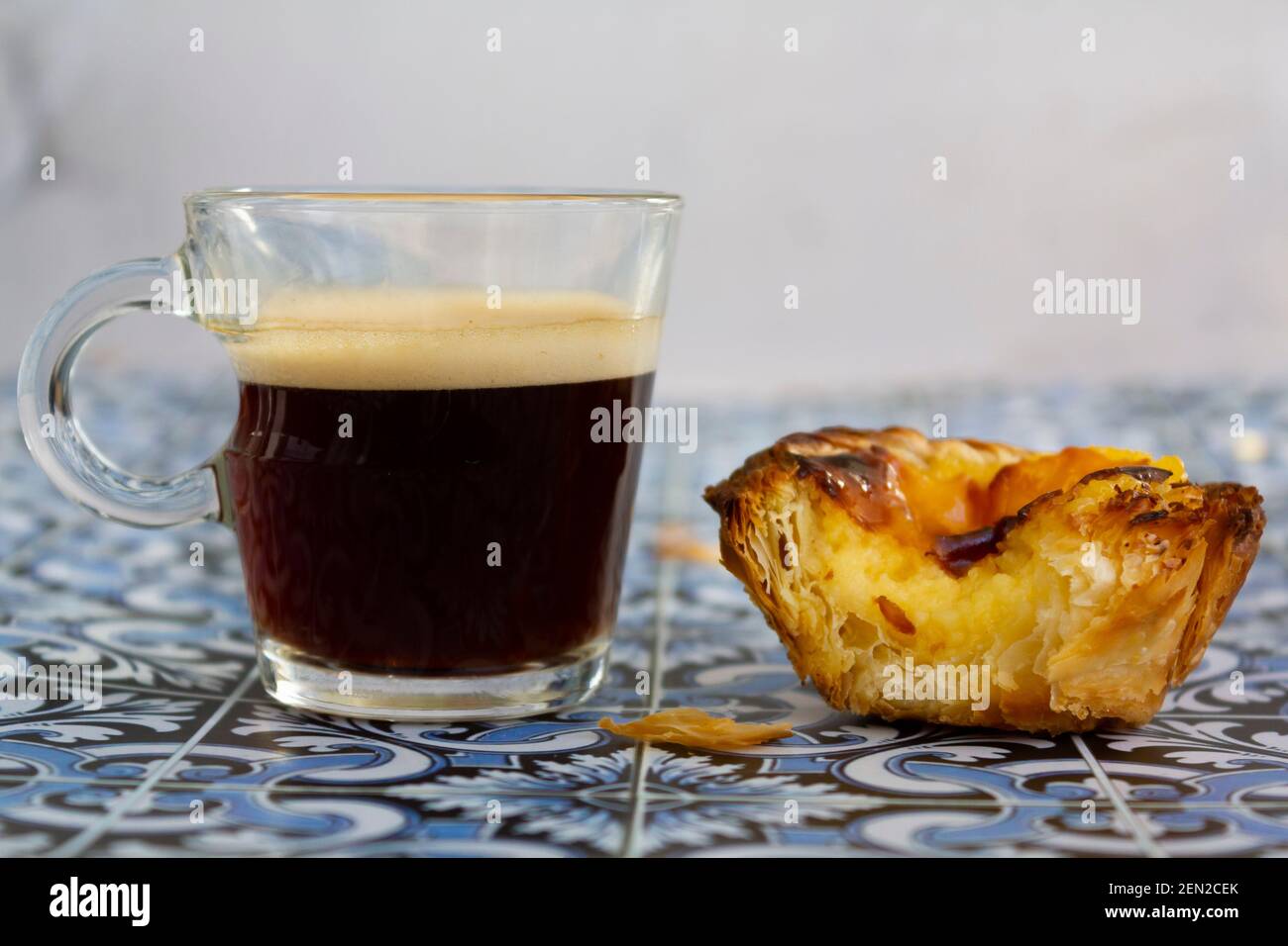 Tarte à la crème portugaise appelée patel de nata et café expresso Banque D'Images