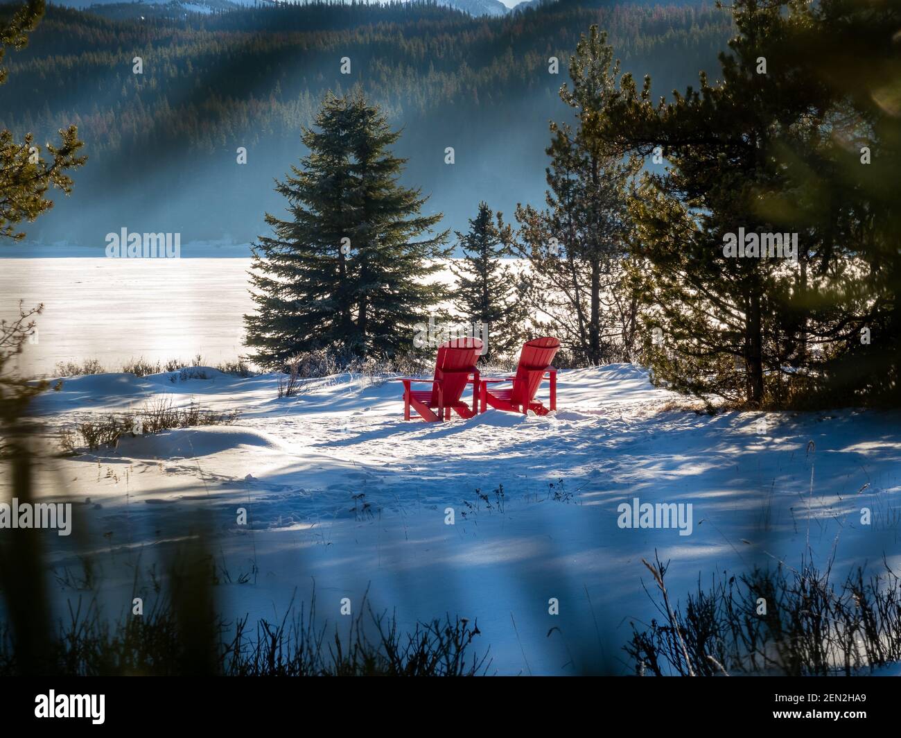 Vue d'hiver de deux chaises Adirondack rouges au lac Maligne, dans le parc national Jasper, Canada Banque D'Images