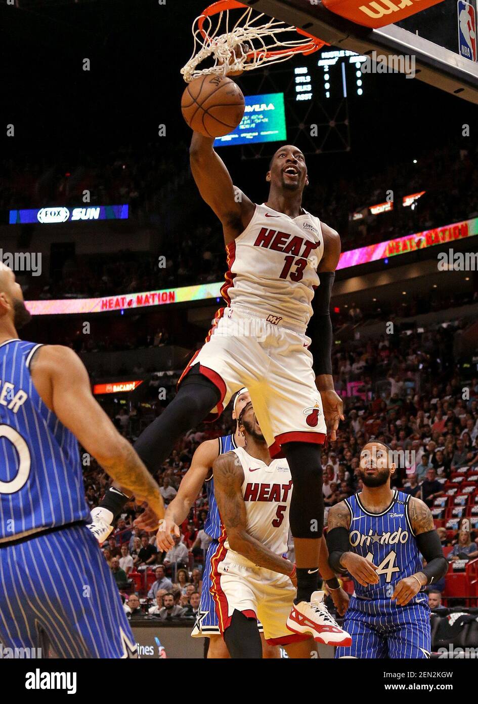 Miami Heat forward Bam Adebayo (13) se déjoue dans le premier trimestre d'un match de basket-ball de la NBA contre la magie d'Orlando à l'AmericanAirlines Arena le mardi 26 mars 2019 à Miami. (Photo de David Santiago/Miami Herald/TNS/Sipa USA) Banque D'Images