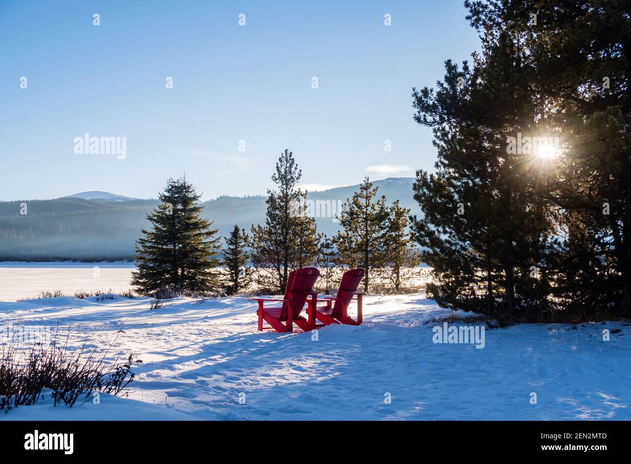 Vue d'hiver de deux chaises Adirondack rouges au lac Maligne, dans le parc national Jasper, Canada Banque D'Images