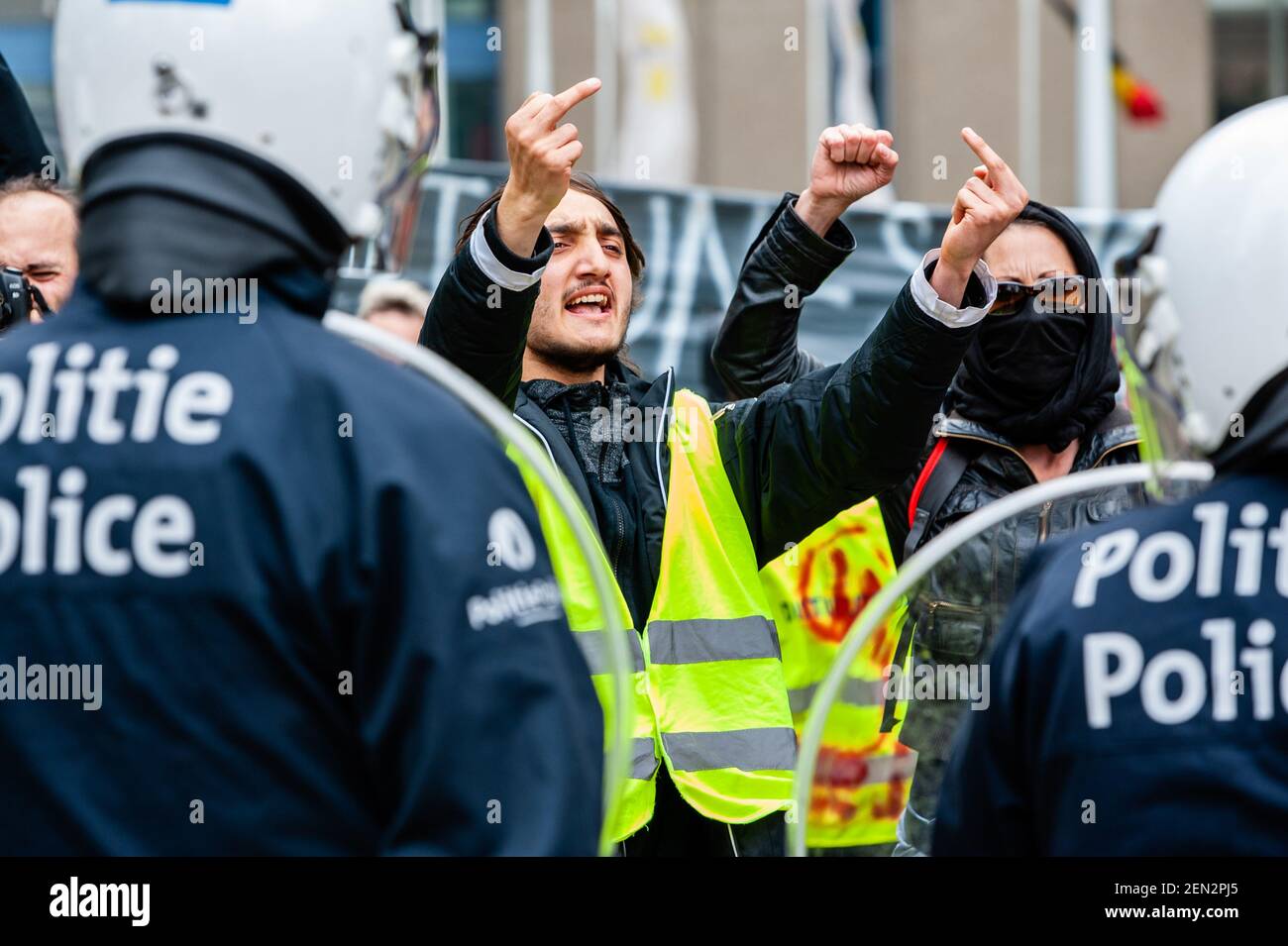 Un gilet jaune est vu gesturer vers la police anti-émeute pendant la  manifestation. Des centaines de gilets jaunes de différentes parties de l' Europe ont protesté contre le Parlement européen lors des élections