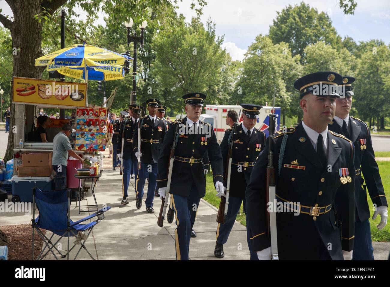 Les membres de la garde d'honneur de l'armée des États-Unis marchent pendant la parade du jour commémoratif national à Washington DC. (Photo de Jeremy Hogan / SOPA Images / Sipa USA) Banque D'Images