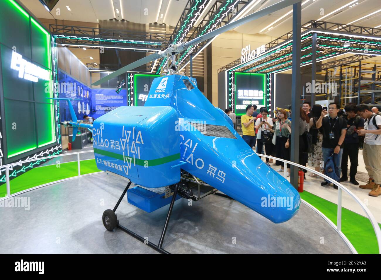 Un hélicoptère de livraison express sans pilote appartenant à Cainiao, la  branche logistique d'Alibaba, est exposé lors du Global Smart Logistics  Summit 2019 à Hangzhou, dans la province de Zhejiang, en Chine