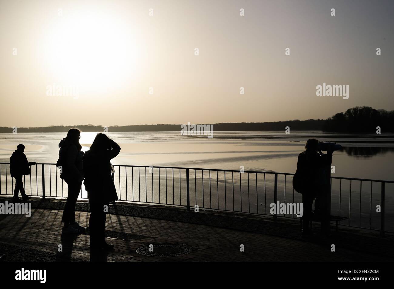 Berlin, Allemagne. 25 février 2021. Les gens profitent du soleil au bord du lac Tegel à Berlin, capitale de l'Allemagne, le 25 février 2021. Credit: Shan Yuqi/Xinhua/Alay Live News Banque D'Images