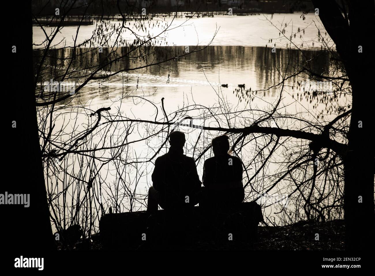 Berlin, Allemagne. 25 février 2021. Deux visiteurs profitent du soleil au bord du lac Tegel à Berlin, capitale de l'Allemagne, le 25 février 2021. Credit: Shan Yuqi/Xinhua/Alay Live News Banque D'Images