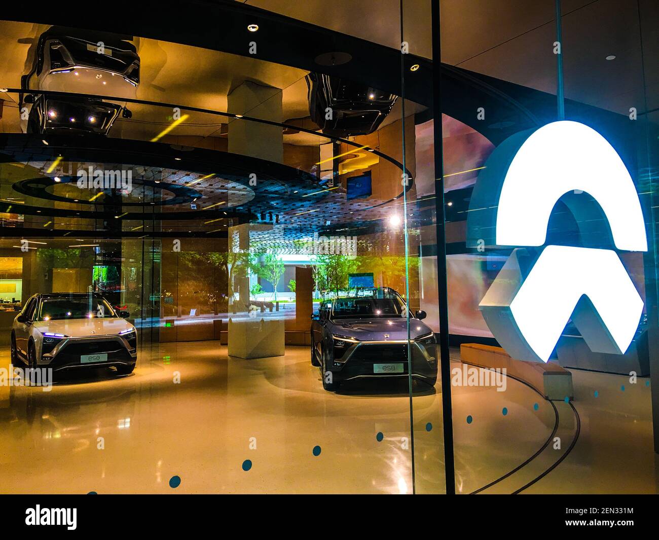 --FILE--vue d'une concession de NIO à Shanghai, Chine, 27 avril 2019. NIO Inc., un pionnier du marché chinois des véhicules électriques haut de gamme, a annoncé mardi que la société a terminé la production de masse de son ES6, le deuxième modèle de la jeune entreprise, et commencera la livraison en juin. (Photo de Gao yuwen - Imaginechina/Sipa USA) Banque D'Images