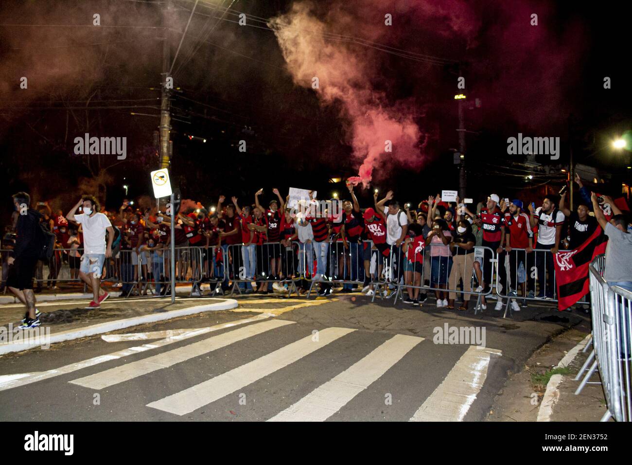Sao Paulo, Sao Paulo, Brésil. 25 février 2021. (SPO) les fans de Flamengo célèbrent l'arrivée de leur équipe au stade de Morumbi. 25 février 2021, Sao Paulo, Brésil: Les fans de Flamengo célèbrent l'arrivée des joueurs de flamengoâ‚ â â â â â â â â„ âs au stade avant le match de football contre Sao Paulo, valide pour la 38e ronde de la Ligue brésilienne de football de la 1ère Division. Crédit: Leco Viana/Thenews2 crédit: Leco Viana/TheNEWS2/ZUMA Wire/Alay Live News Banque D'Images