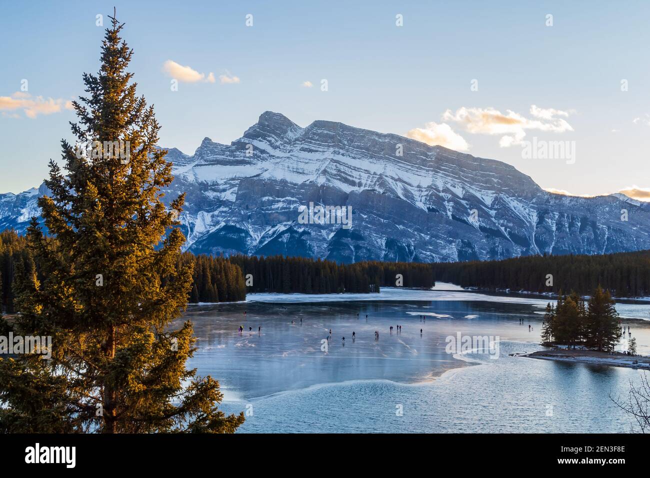 Vue magnifique sur les personnes qui patinent sur le lac Two Jack dans le parc national Banff, Canada Banque D'Images