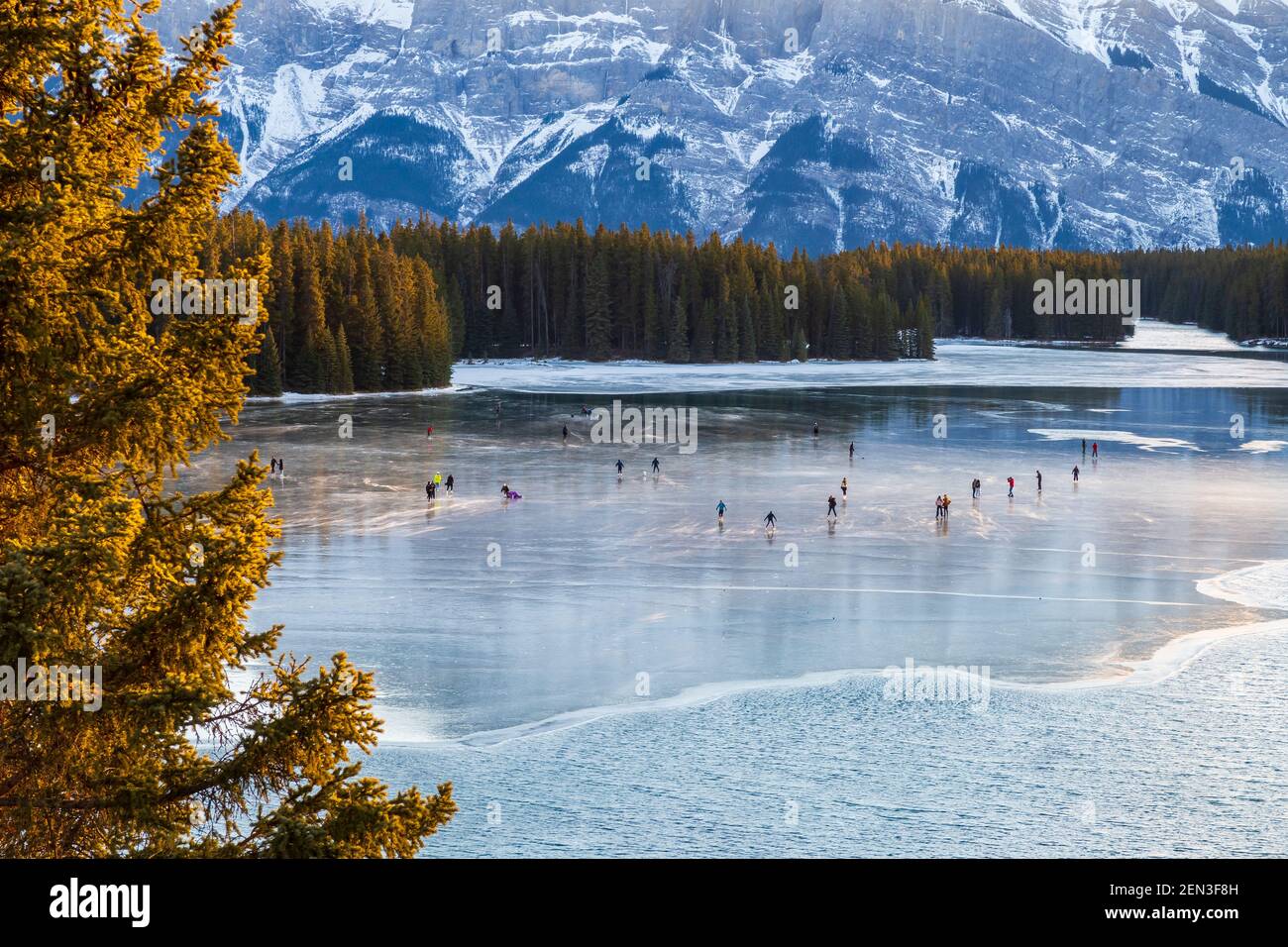 Vue magnifique sur les personnes qui patinent sur le lac Two Jack dans le parc national Banff, Canada Banque D'Images