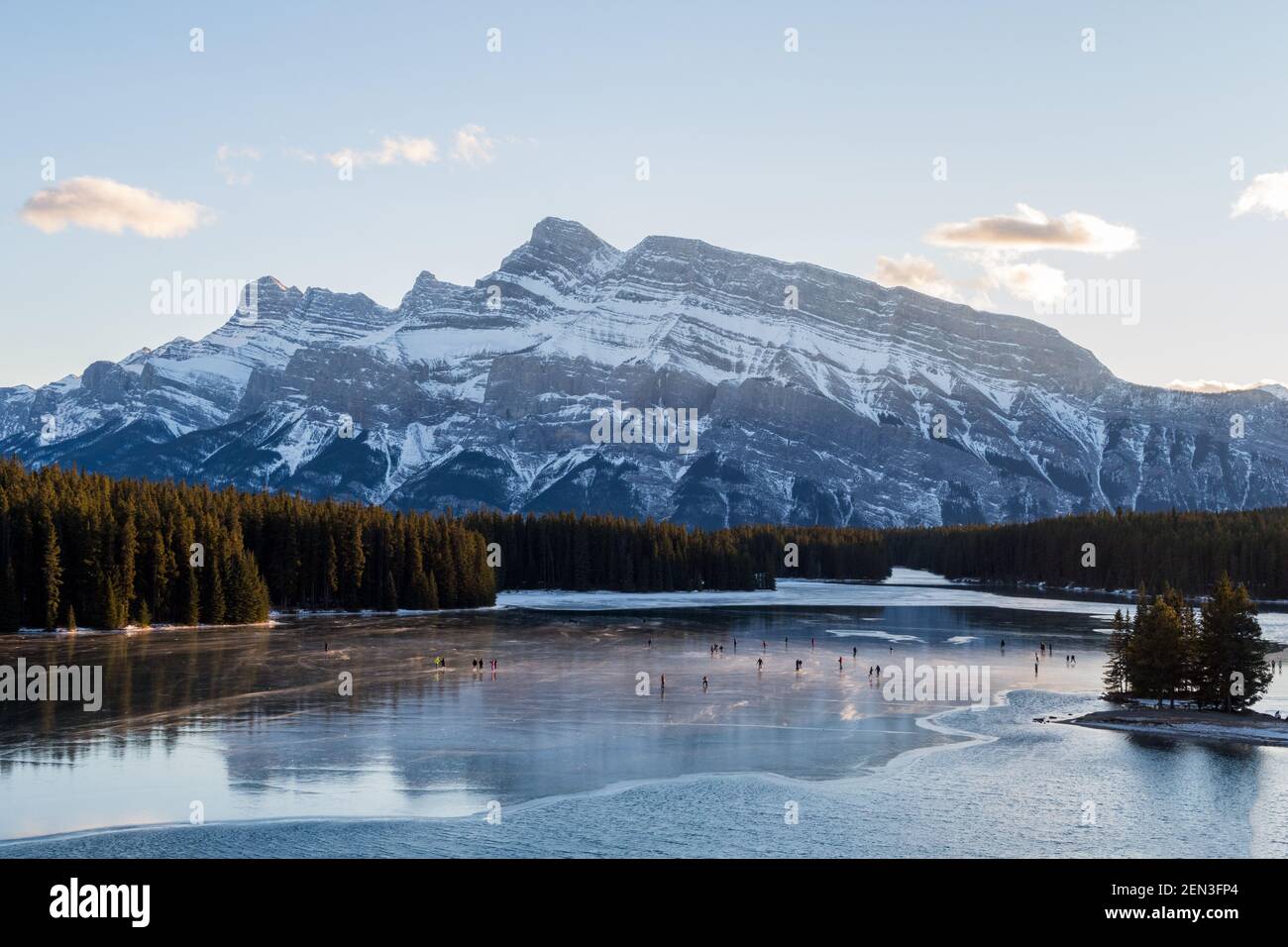 Vue magnifique sur les personnes qui patinent sur le lac Two Jack dans le parc national Banff, Canada Banque D'Images