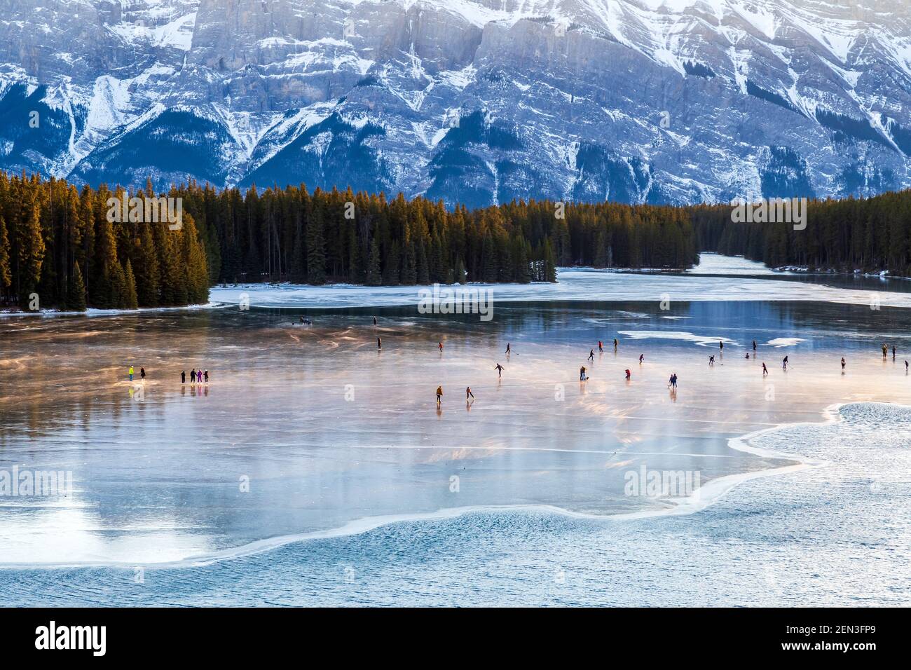 Vue magnifique sur les personnes qui patinent sur le lac Two Jack dans le parc national Banff, Canada Banque D'Images