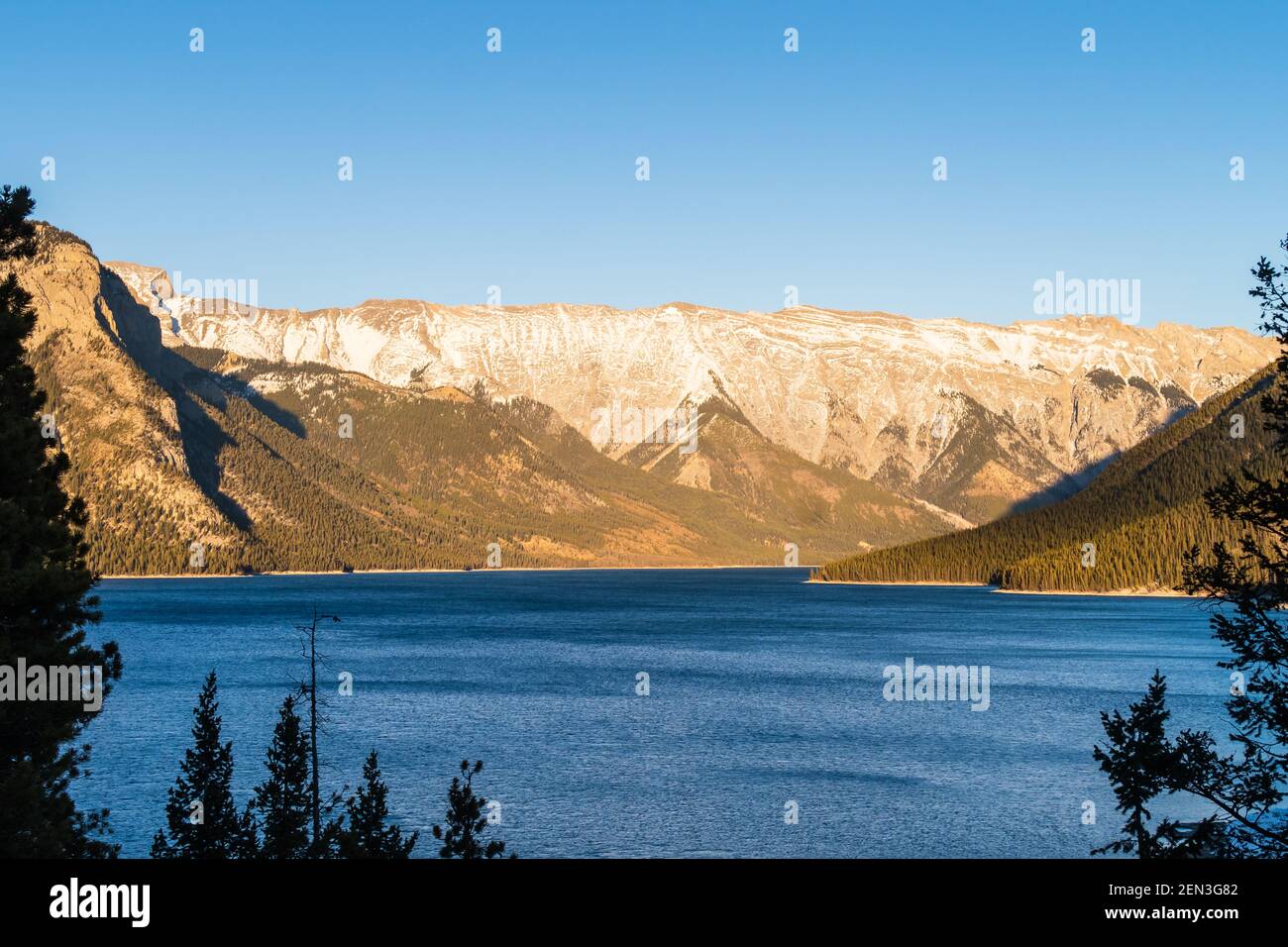 Belle vue sur le lac Minnewanka dans le parc national Banff, Canada Banque D'Images