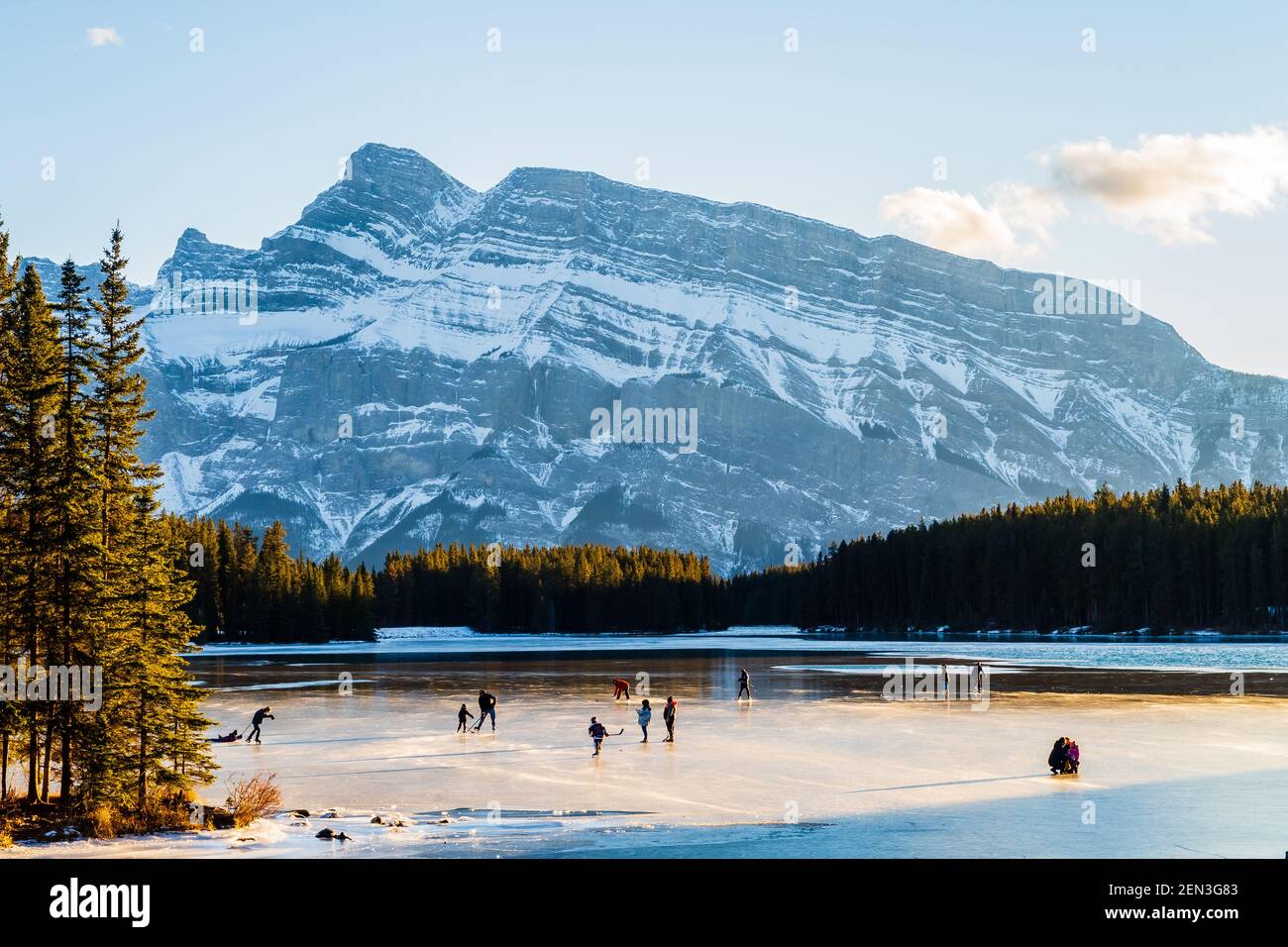 Vue magnifique sur les personnes qui patinent sur le lac Two Jack dans le parc national Banff, Canada Banque D'Images