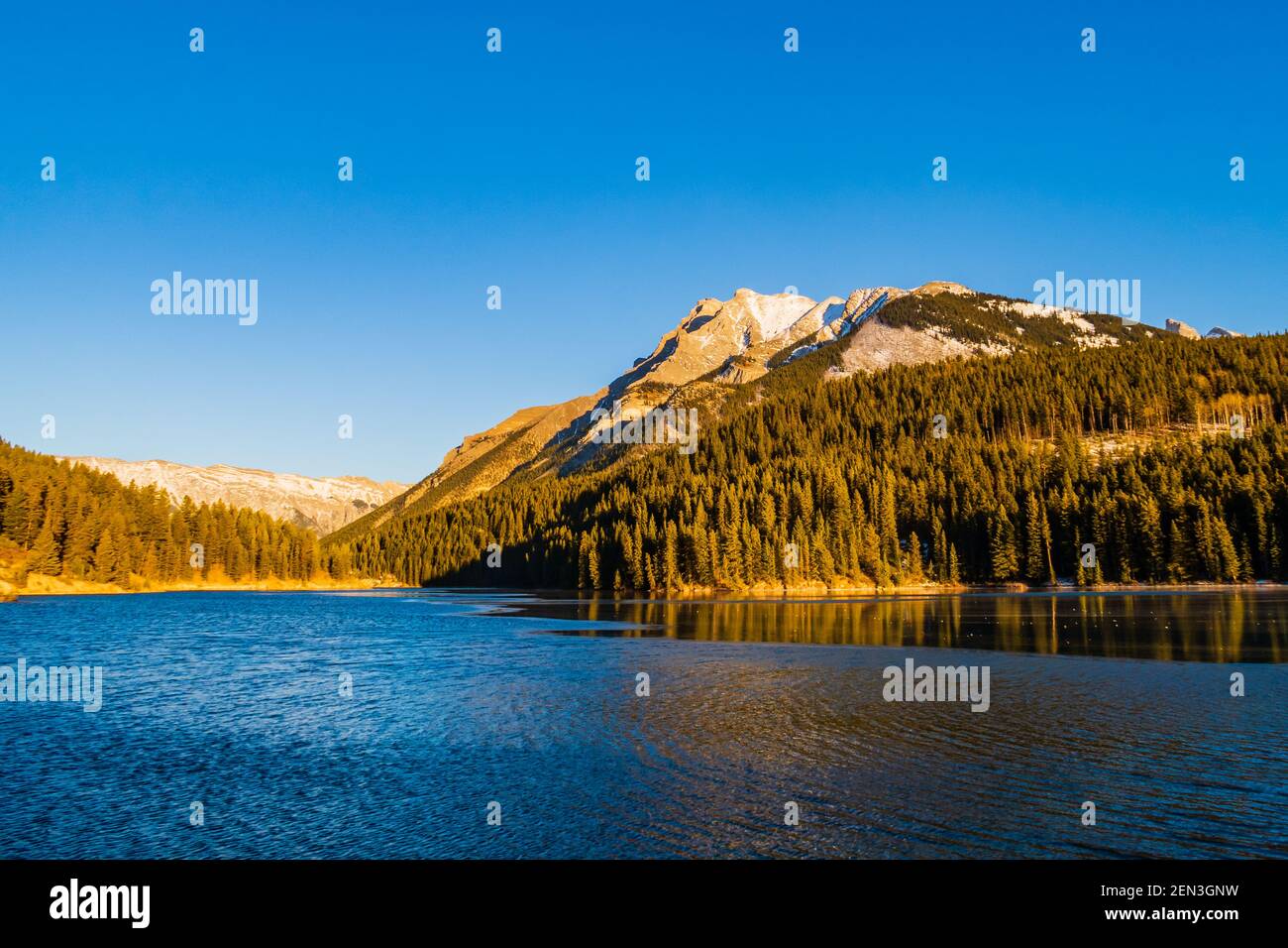 Vue magnifique sur deux lacs Jack dans le parc national Banff, Canada Banque D'Images