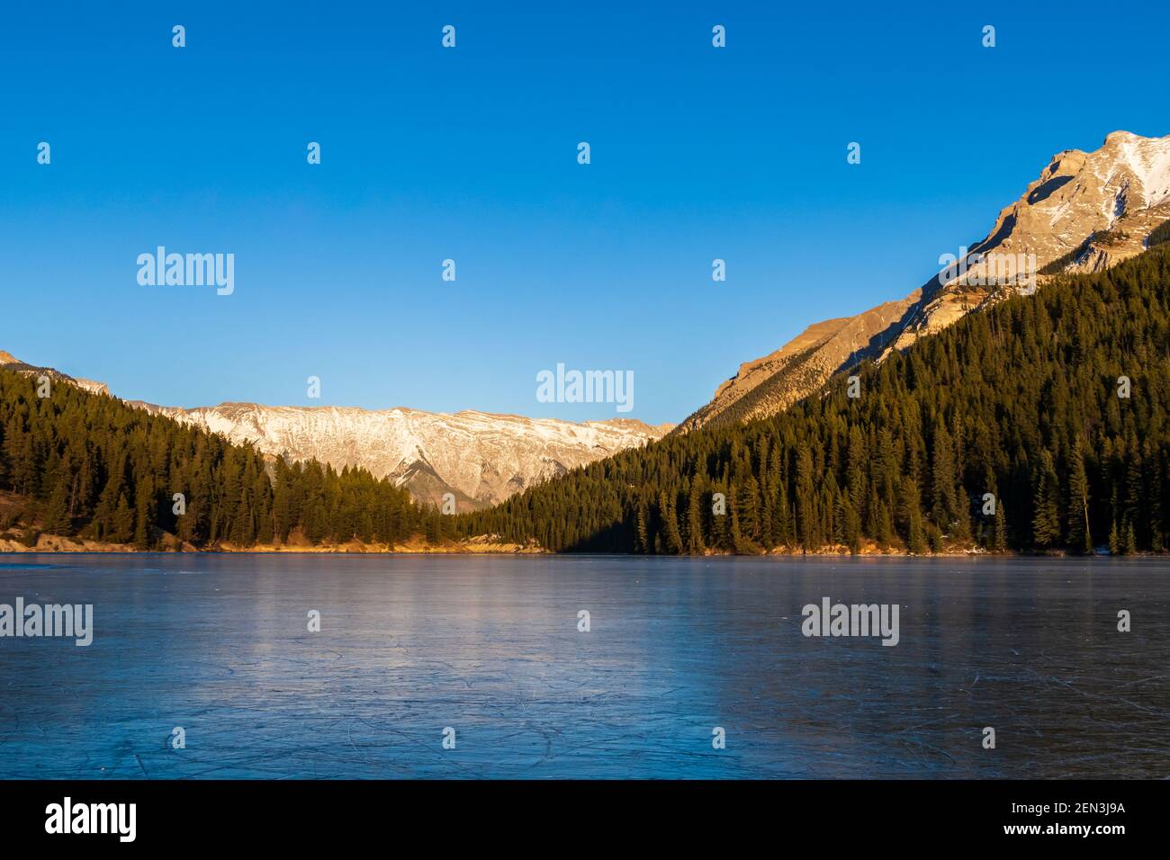 Vue magnifique sur deux lacs Jack dans le parc national Banff, Canada Banque D'Images