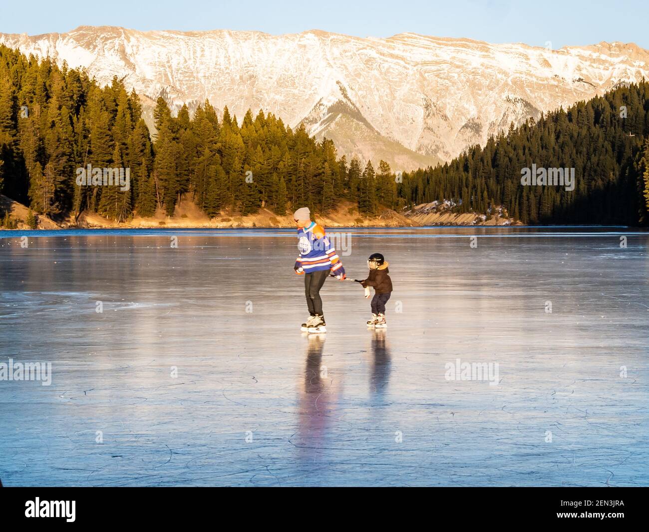 Les gens qui jouent au hockey sur un lac gelé dans le parc national Banff, au Canada Banque D'Images