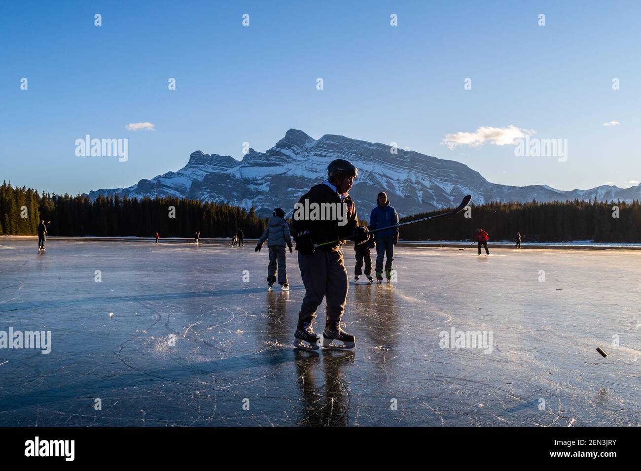 Les gens qui jouent au hockey sur un lac gelé dans le parc national Banff, au Canada Banque D'Images